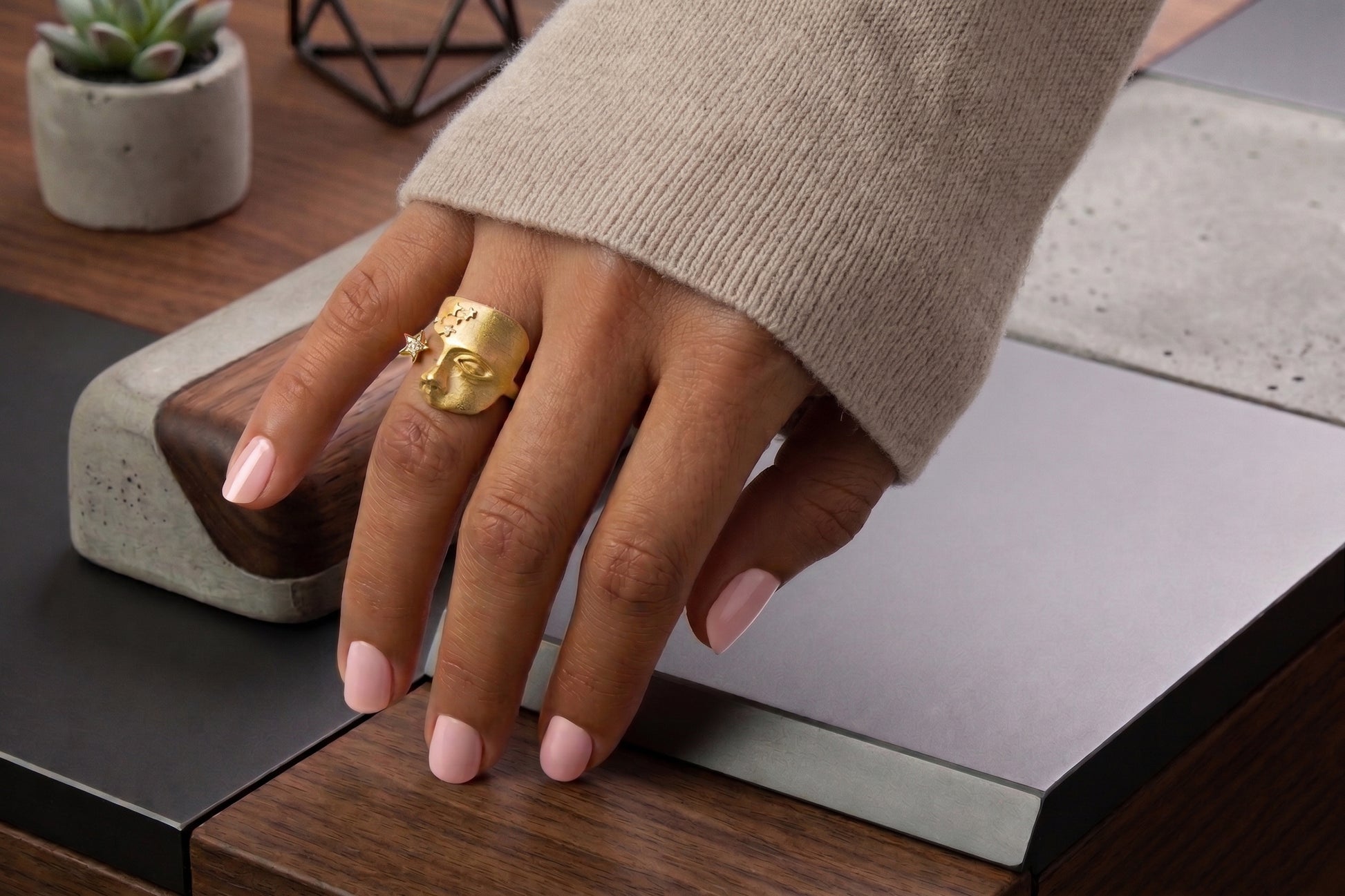 gold and diamond face ring